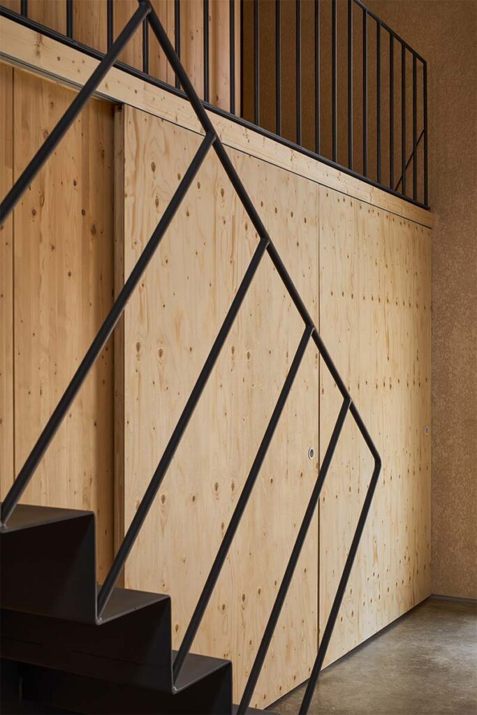 Esta casa patrimonial está intervenida en su interior con madera 2 made v house within a house javier bravo 4 Esta casa patrimonial está intervenida en su interior con madera