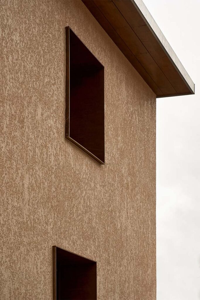 Esta casa patrimonial está intervenida en su interior con madera 1 made v house within a house javier bravo 5 Esta casa patrimonial está intervenida en su interior con madera