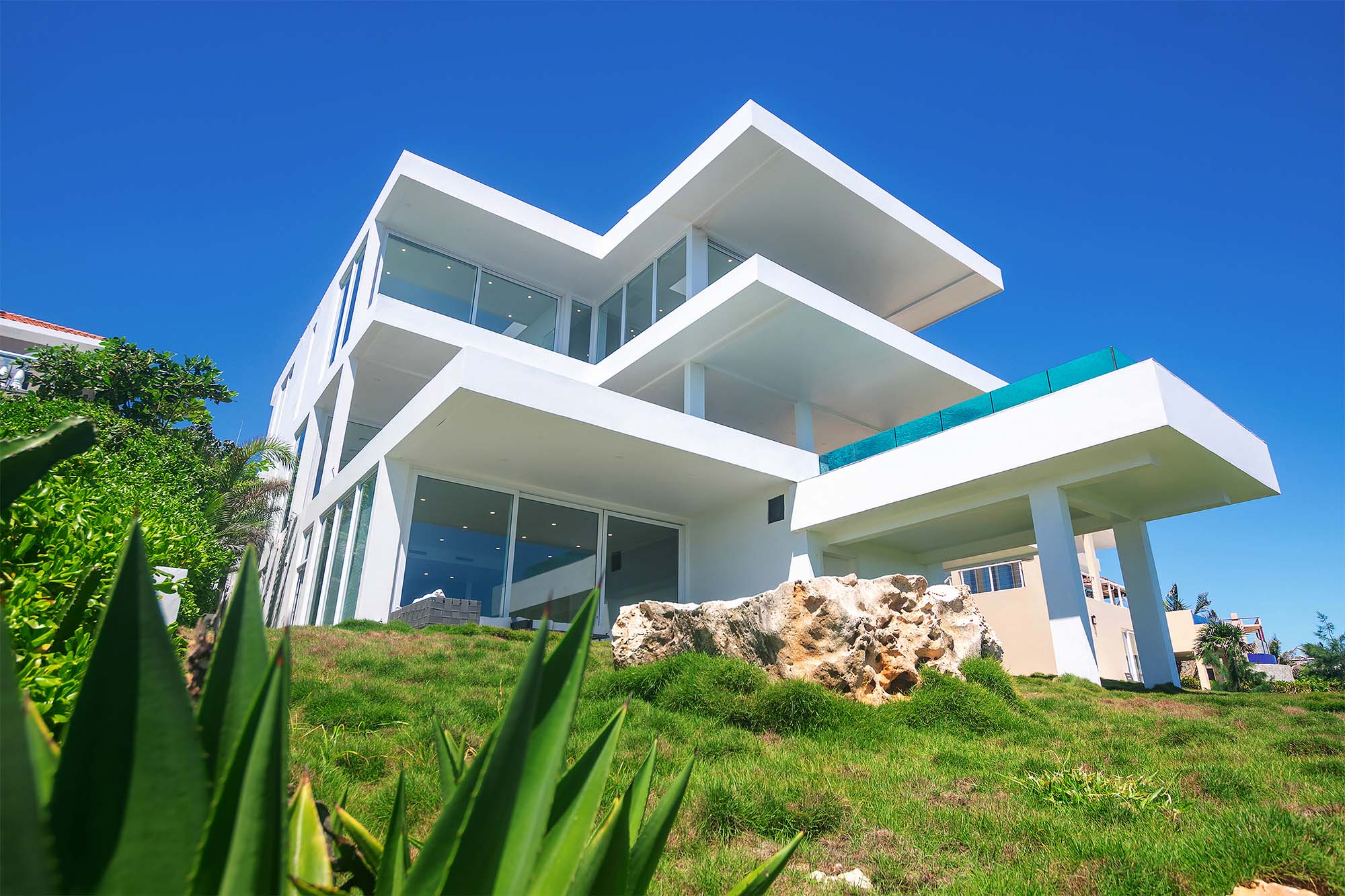 Una moderna villa en una isla de Honduras con vista al mar Caribe 1 Una moderna villa en una isla de Honduras con vista al mar Caribe