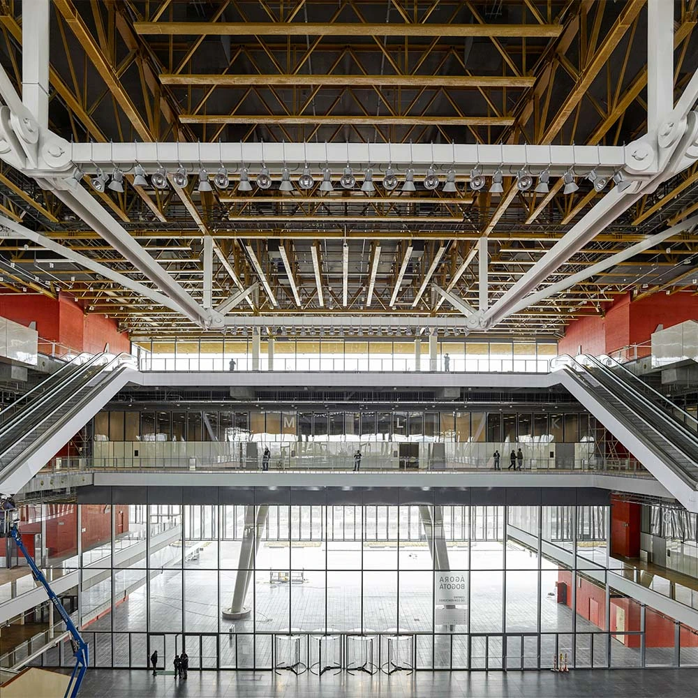 Ágora bogotá: el edificio que convirtió un programa complejo en una experiencia urbana y panorámica