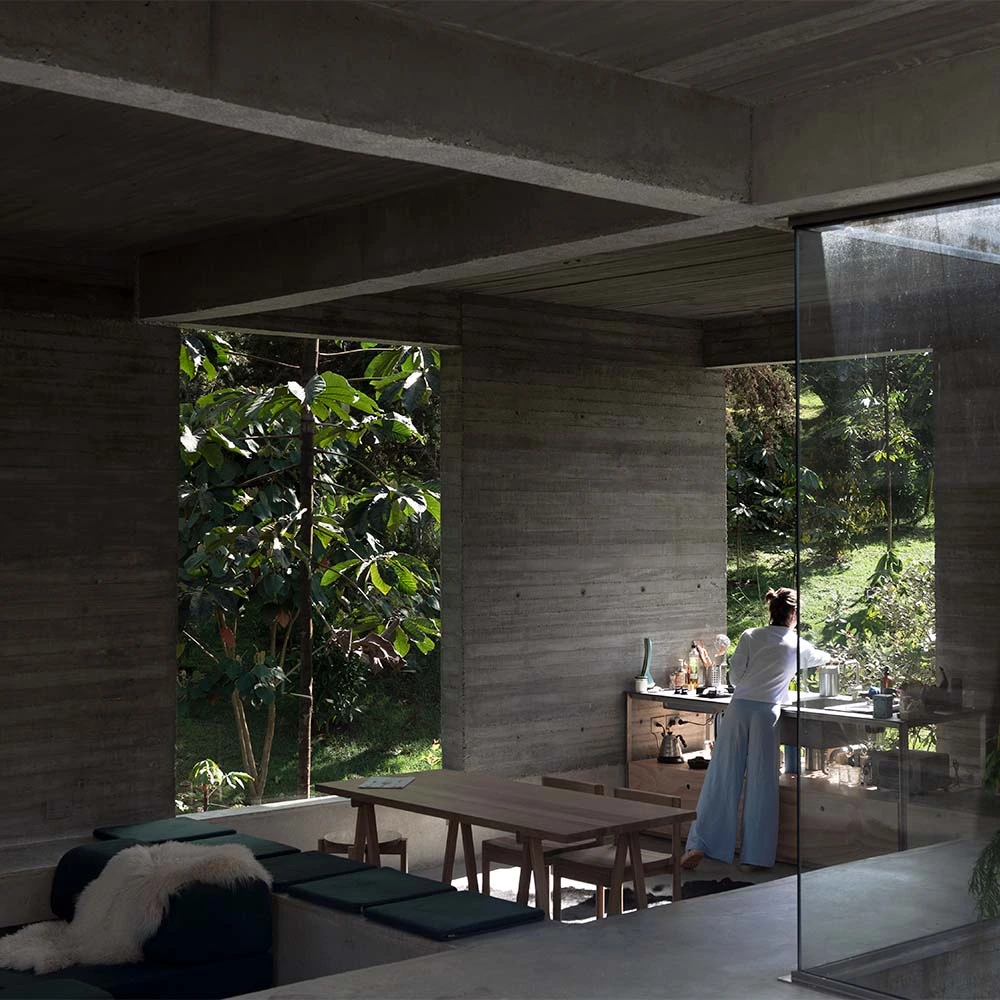 Vegetación, luz y mucho concreto en esta casa fragmentada en el retiro, antioquia