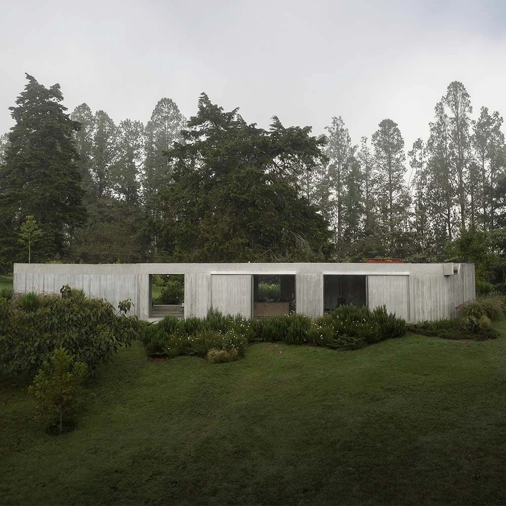 Vegetación, luz y mucho concreto en esta casa fragmentada en el retiro, antioquia