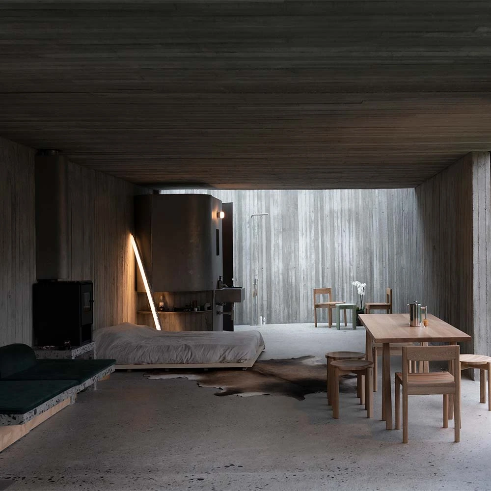 Vegetación, luz y mucho concreto en esta casa fragmentada en el retiro, antioquia