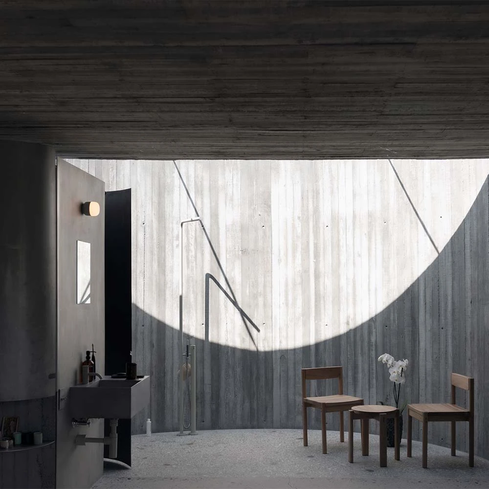 Vegetación, luz y mucho concreto en esta casa fragmentada en el retiro, antioquia