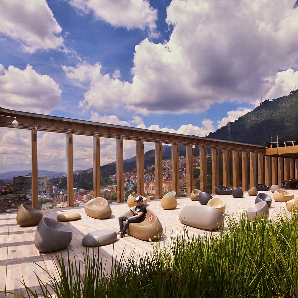 Este edificio universitario es una artesanía de 70 metros de altura