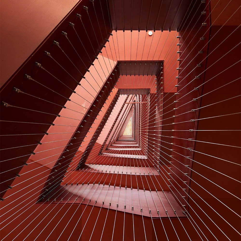 Este edificio universitario es una artesanía de 70 metros de altura