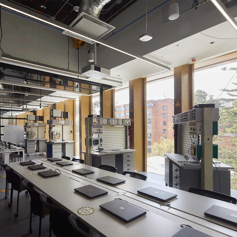 Este edificio universitario es una artesanía de 70 metros de altura