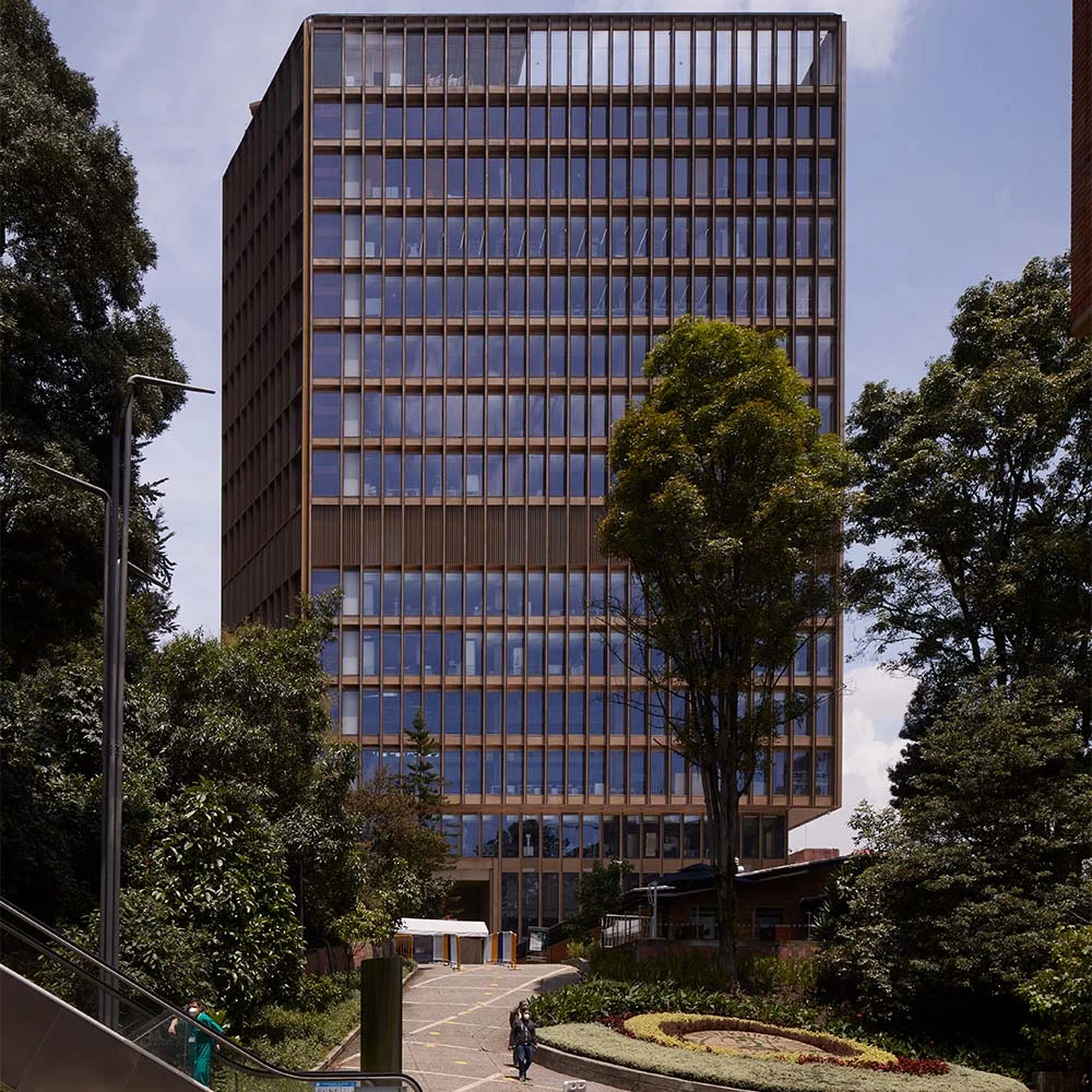 Este edificio universitario es una artesanía de 70 metros de altura