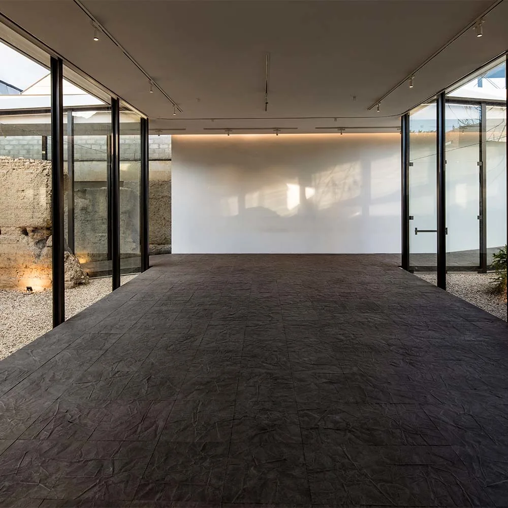 37 toneladas de armas fundidas dieron origen al piso de esta casa dedicada a la memoria