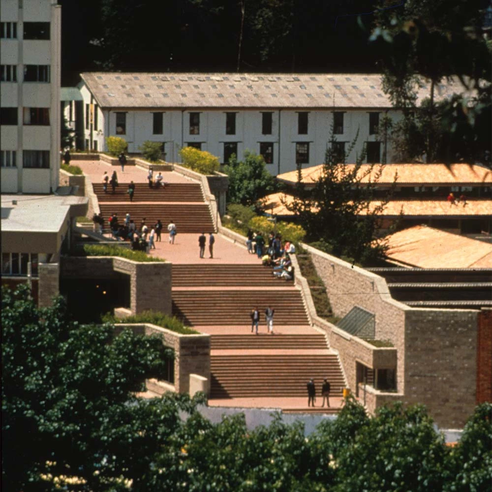 Pensar el campus como un organismo vivo: el legado del edificio alberto lleras camargo 30 años después Pensar el campus como un organismo vivo: el legado del edificio alberto lleras camargo 30 años después