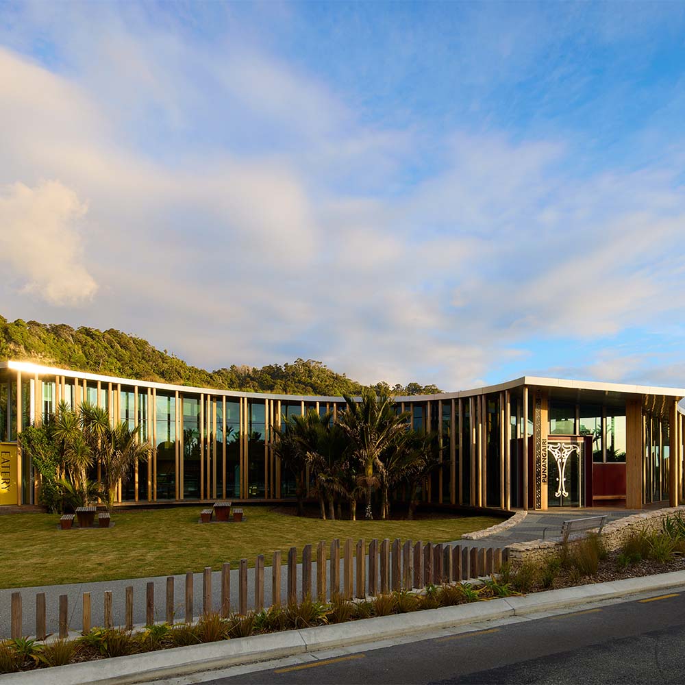 Este es un centro de visitantes inspirado en la cultura maorí Este es un centro de visitantes inspirado en la cultura maorí