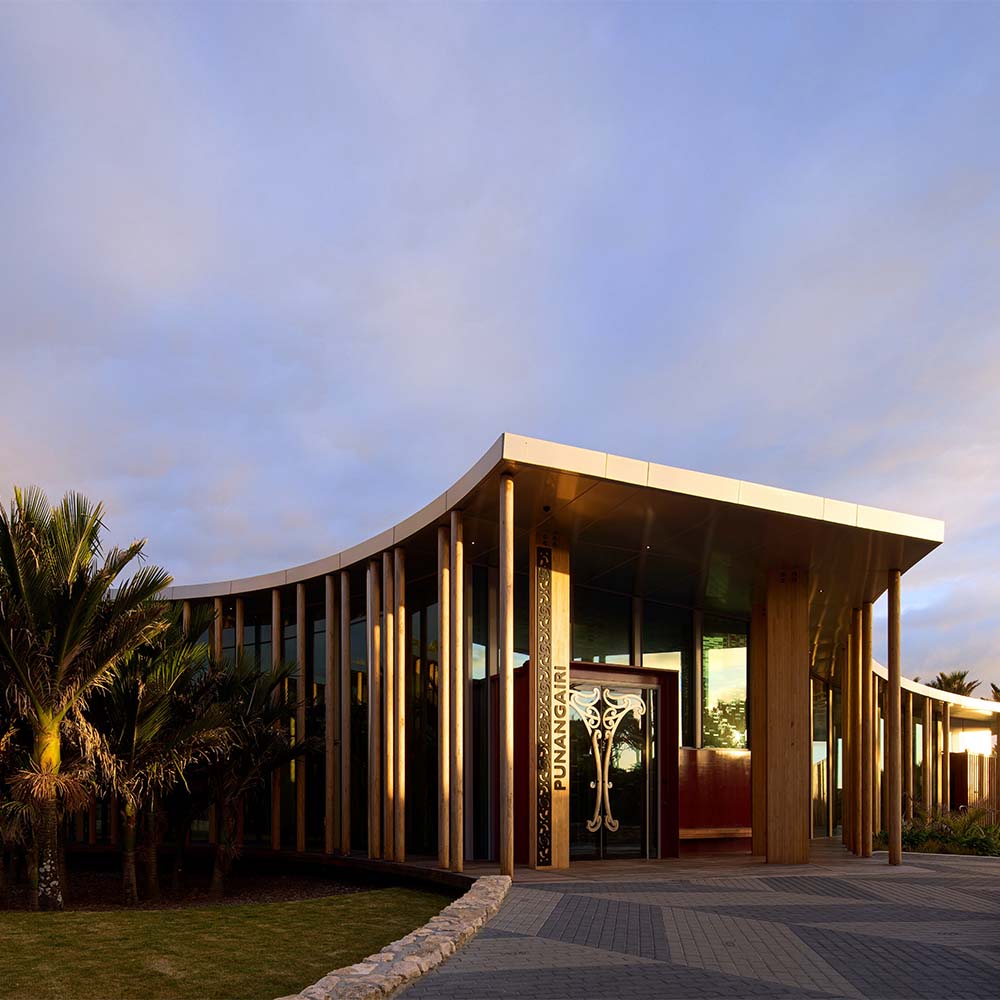 Este es un centro de visitantes inspirado en la cultura maorí Este es un centro de visitantes inspirado en la cultura maorí
