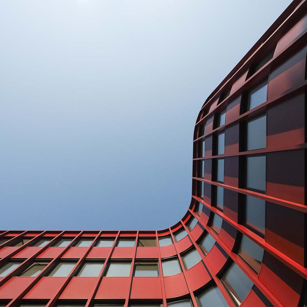 Rojo, sostenible y con forma de x: este edificio es un hito contemporáneo