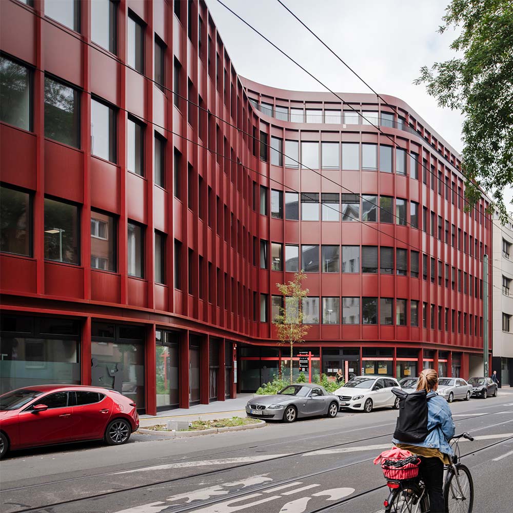 Rojo, sostenible y con forma de x: este edificio es un hito contemporáneo