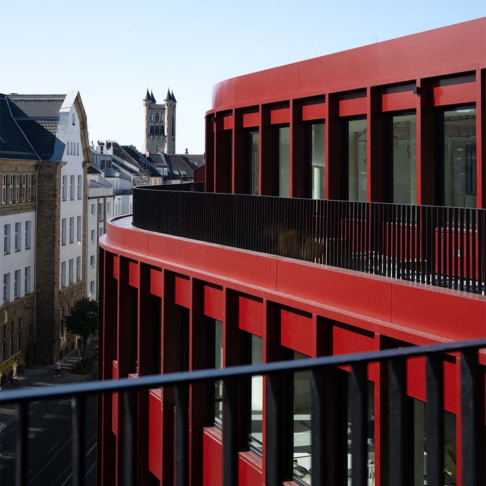 Rojo, sostenible y con forma de x: este edificio es un hito contemporáneo