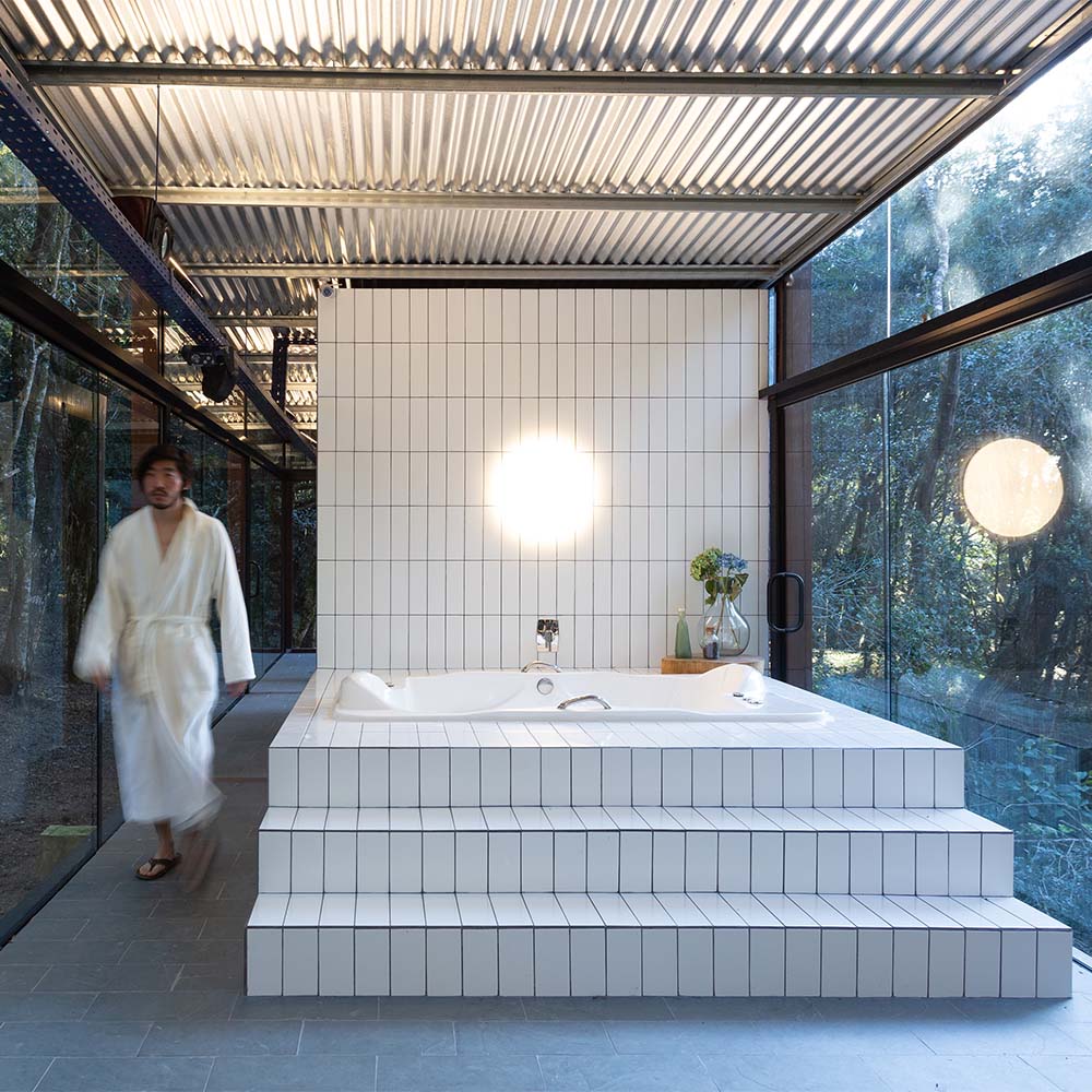 Un pabellón en brasil flota entre los árboles