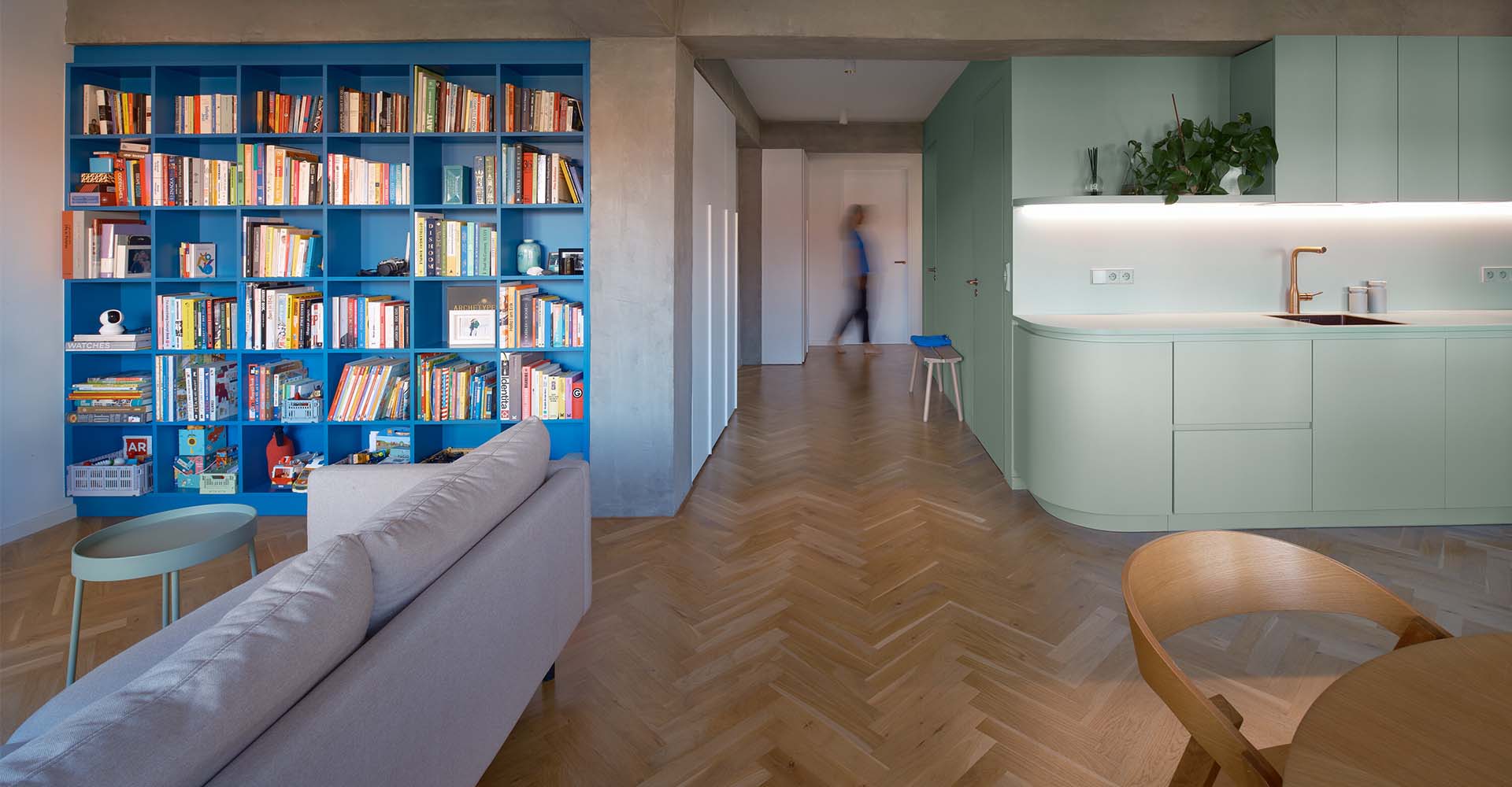 En este apartamento renovado en Praga un núcleo verde organiza la vida ...
